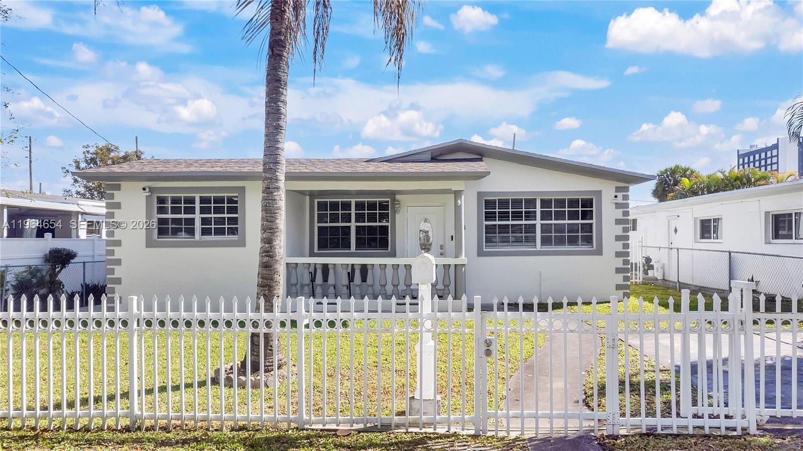 16895 NE 4th Pl, North Miami Beach FL 33162 photo 2