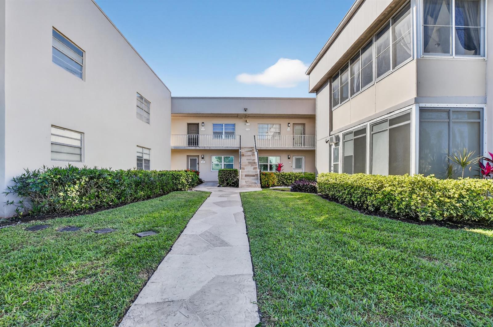 805 Flanders Q # 805, Delray Beach FL 33484 photo 2
