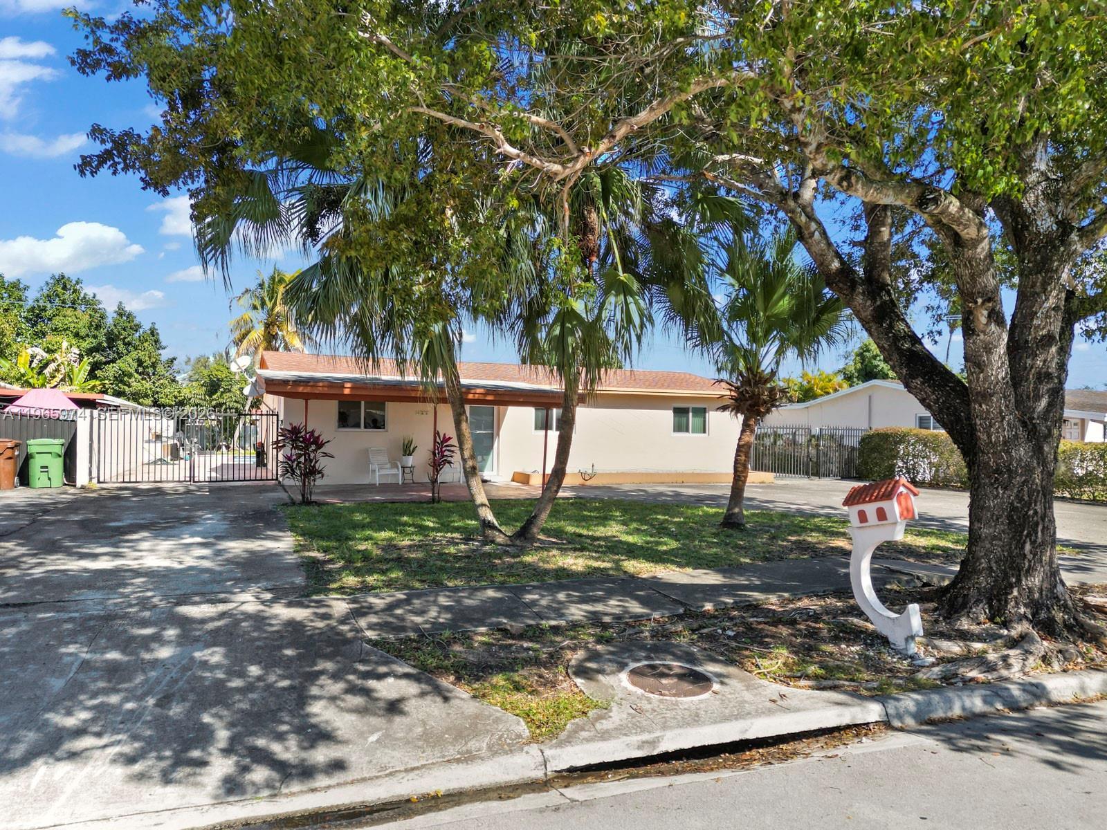 655 W 70th Pl, Hialeah FL 33014