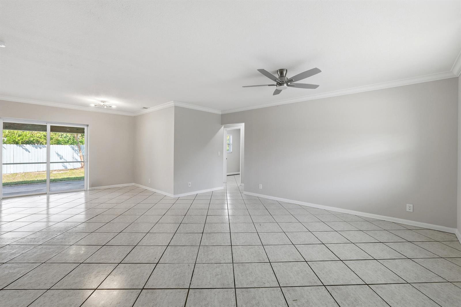301 Wilma Circle, Riviera Beach FL 33404 photo 5