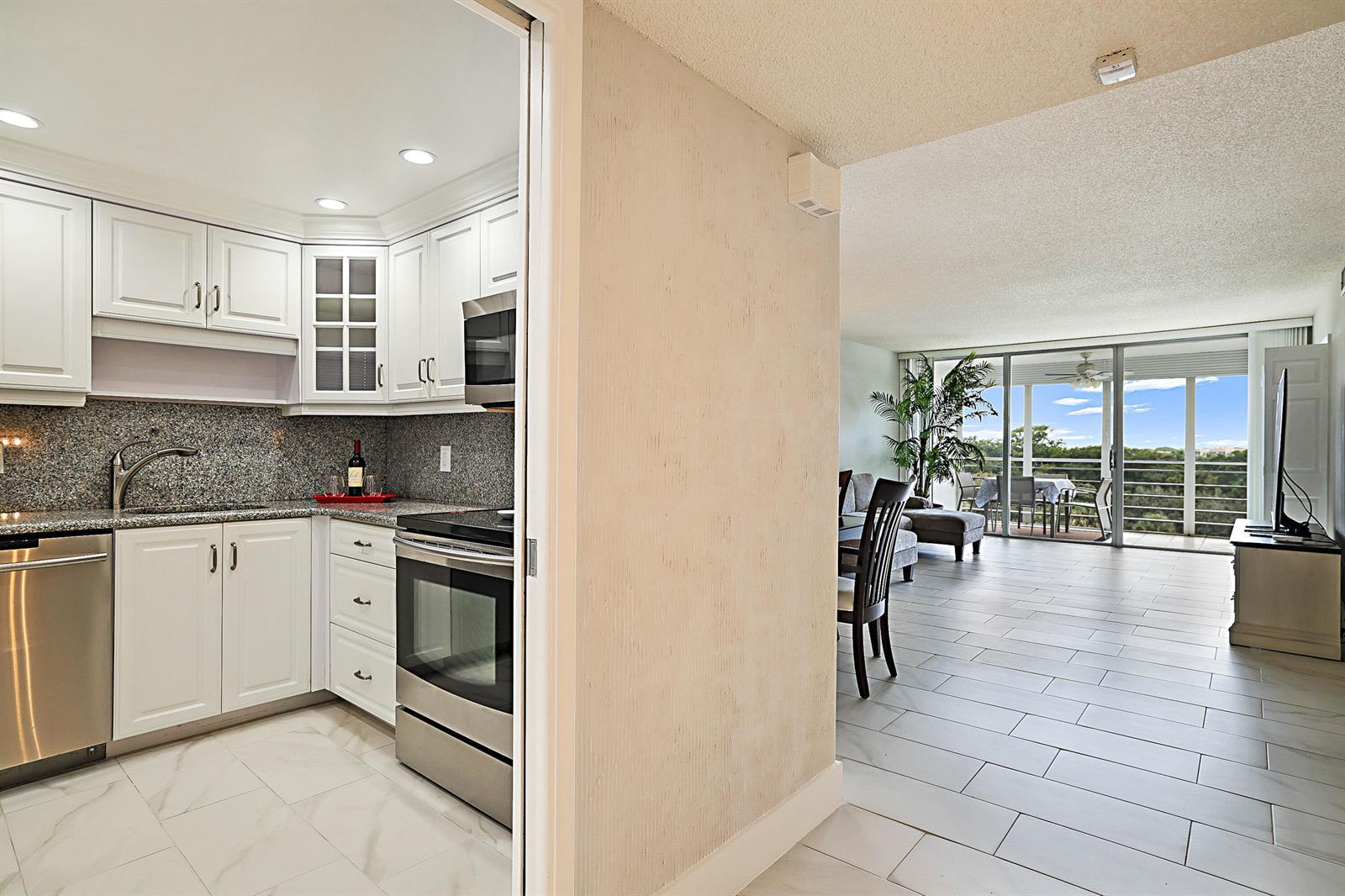 575 Oaks Lane # 703, Pompano Beach FL 33069 photo 4