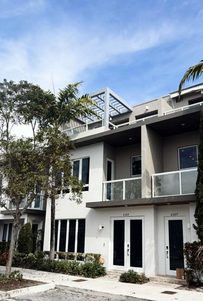 6309 NW 104 th Path, Doral FL 33178