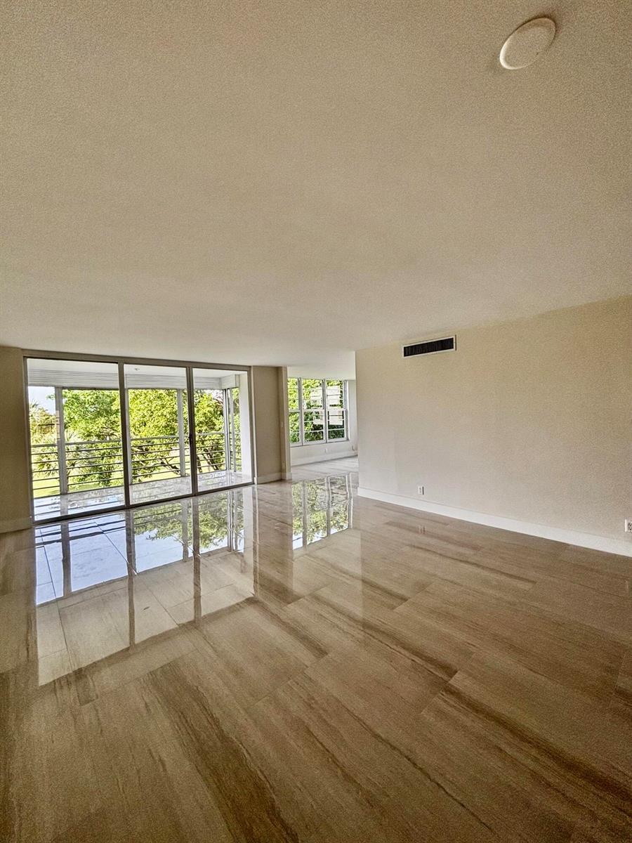 3960 Oaks Clubhouse Dr Drive # 401, Pompano Beach FL 33069 photo 2