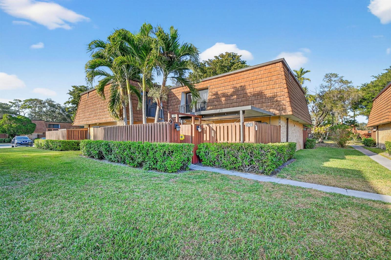 1523 15th Lane # D, FL 33463 photo 2
