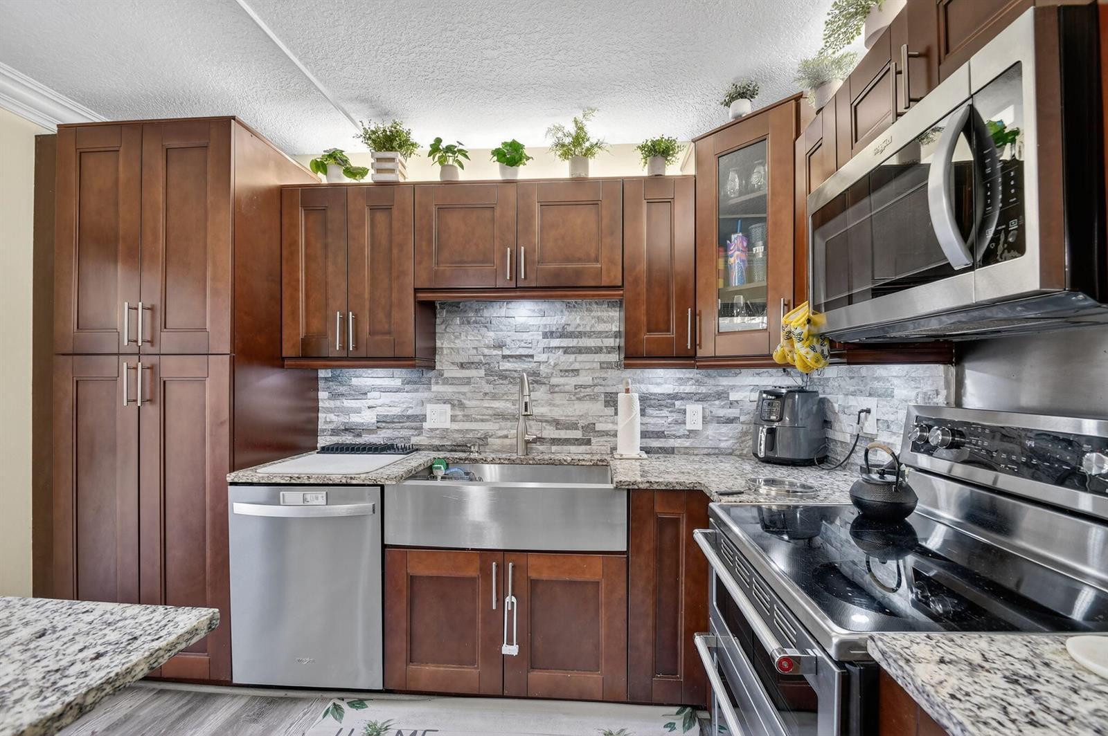 1523 15th Lane # D, FL 33463 photo 5
