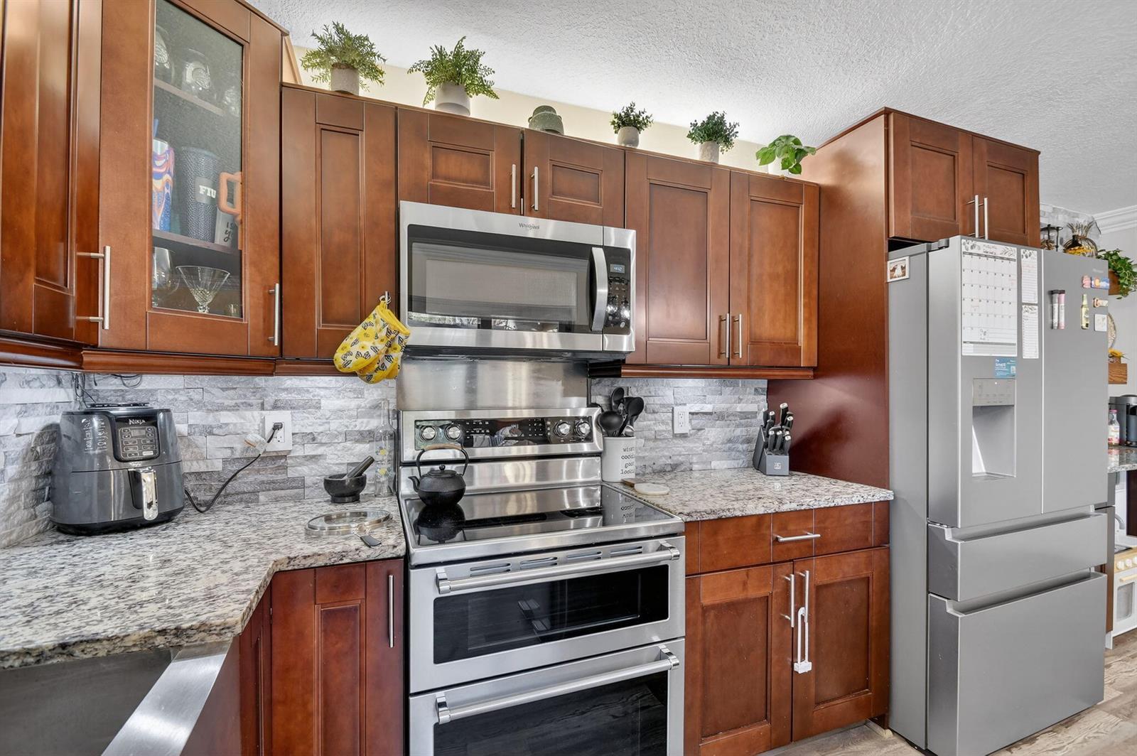 1523 15th Lane # D, FL 33463 photo 4