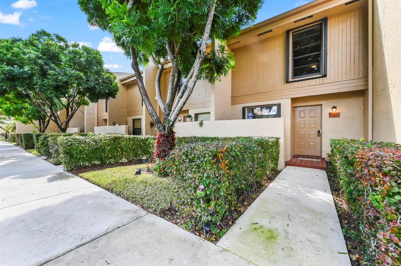 1464 NW 97th Terrace # 285, Pembroke Pines FL 33024