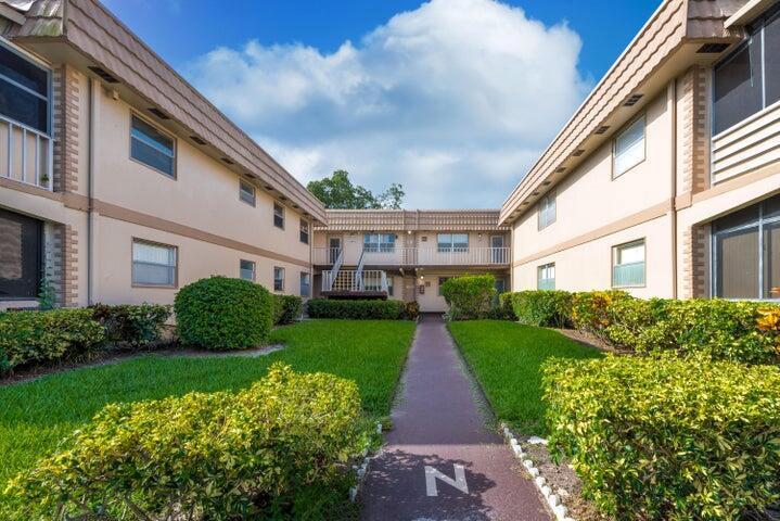 657 Brittany N, Delray Beach FL 33446 photo 2