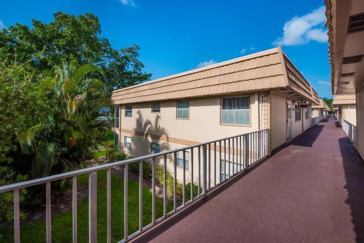 657 Brittany N, Delray Beach FL 33446 photo 3