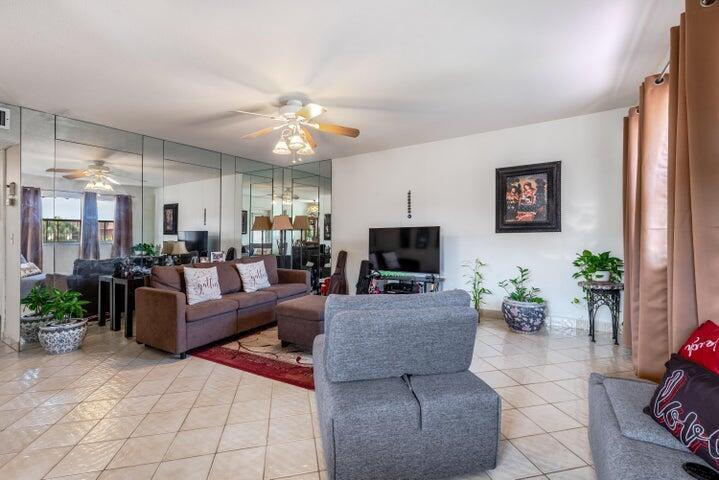 657 Brittany N, Delray Beach FL 33446 photo 4