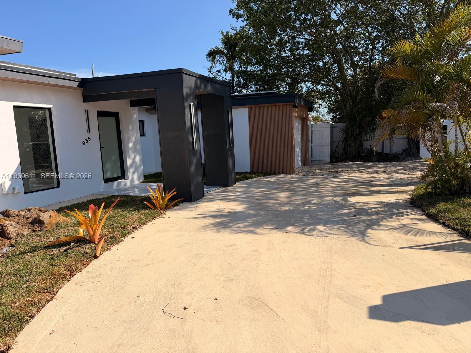 935 SW 72nd Ave, Miami FL 33144 photo 2