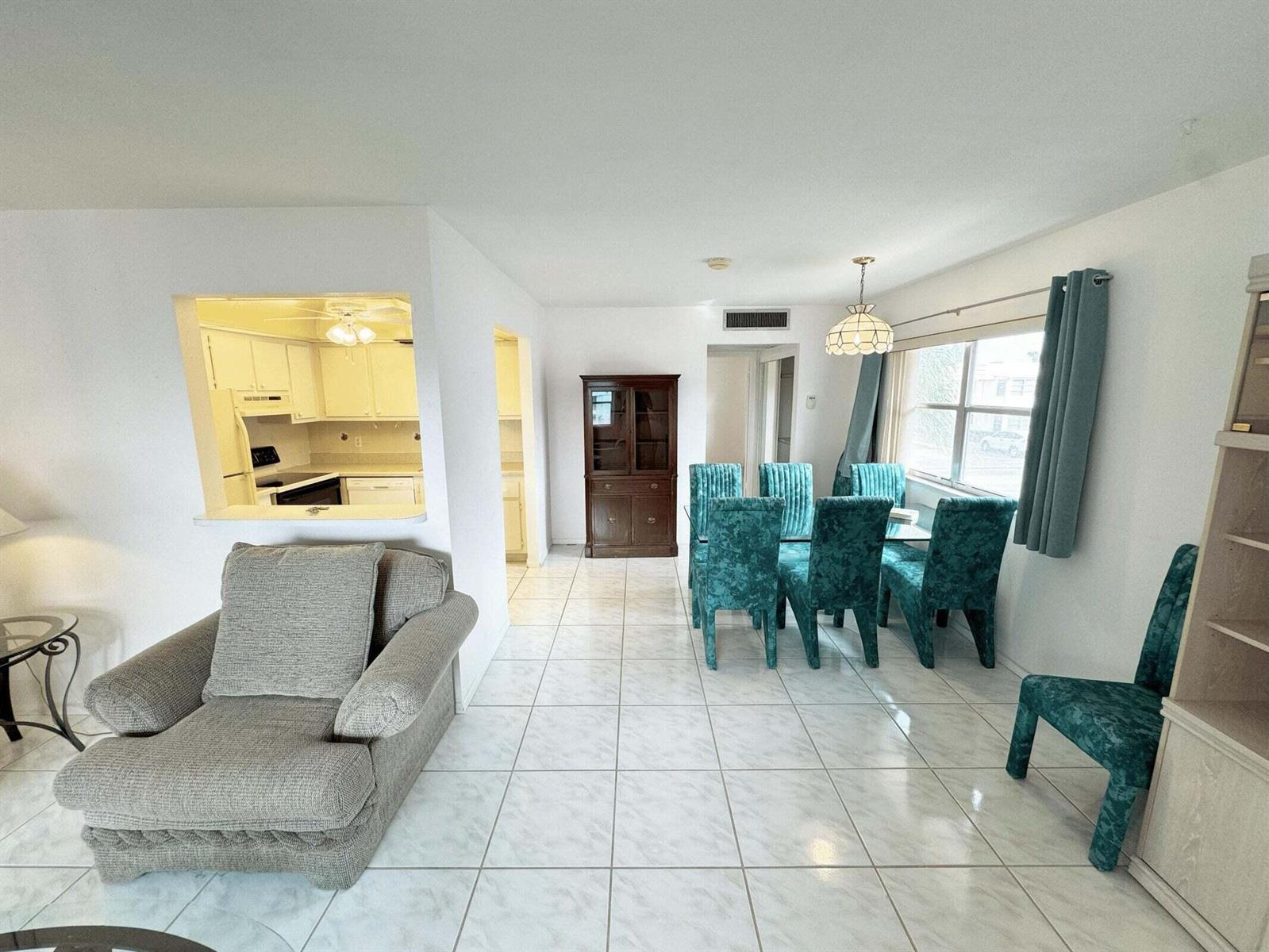 379 Saxony H, Delray Beach FL 33446 photo 3
