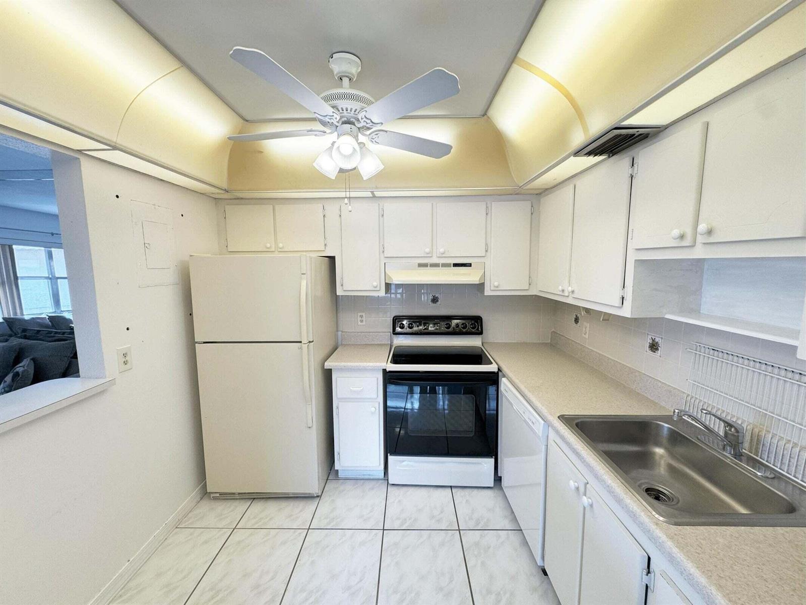 379 Saxony H, Delray Beach FL 33446 photo 5