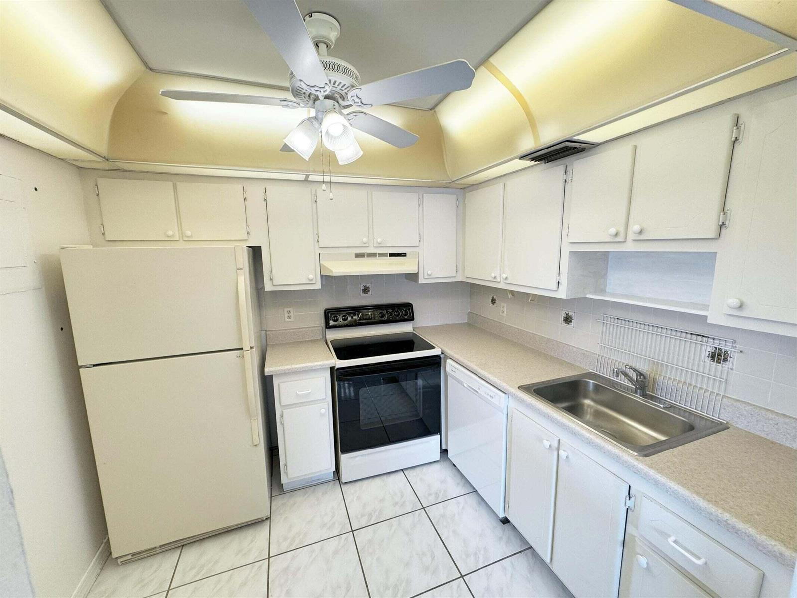 379 Saxony H, Delray Beach FL 33446 photo 4