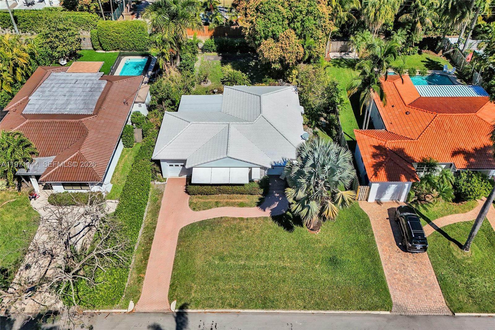 1235 Jefferson St, Hollywood FL 33019 photo 2