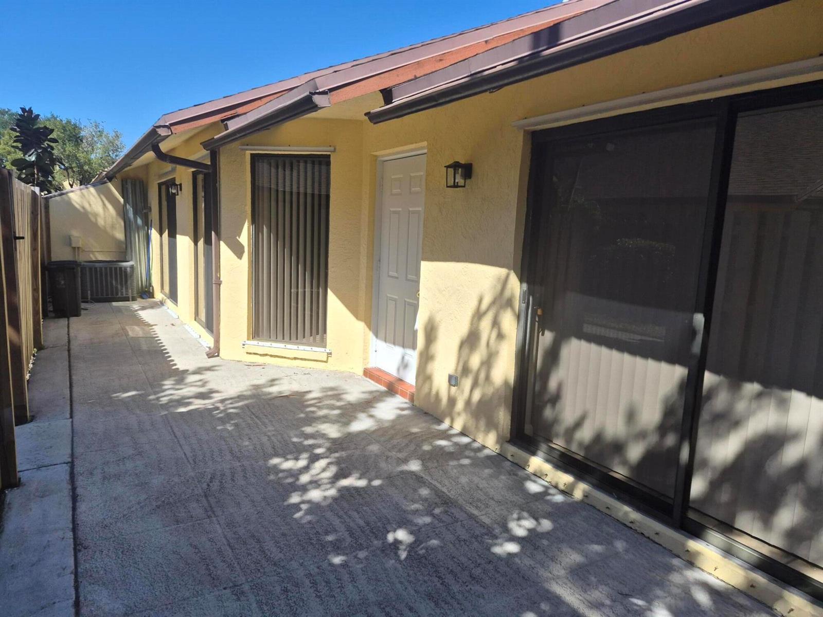 394 Springdale Circle, Palm Springs FL 33461 photo 4
