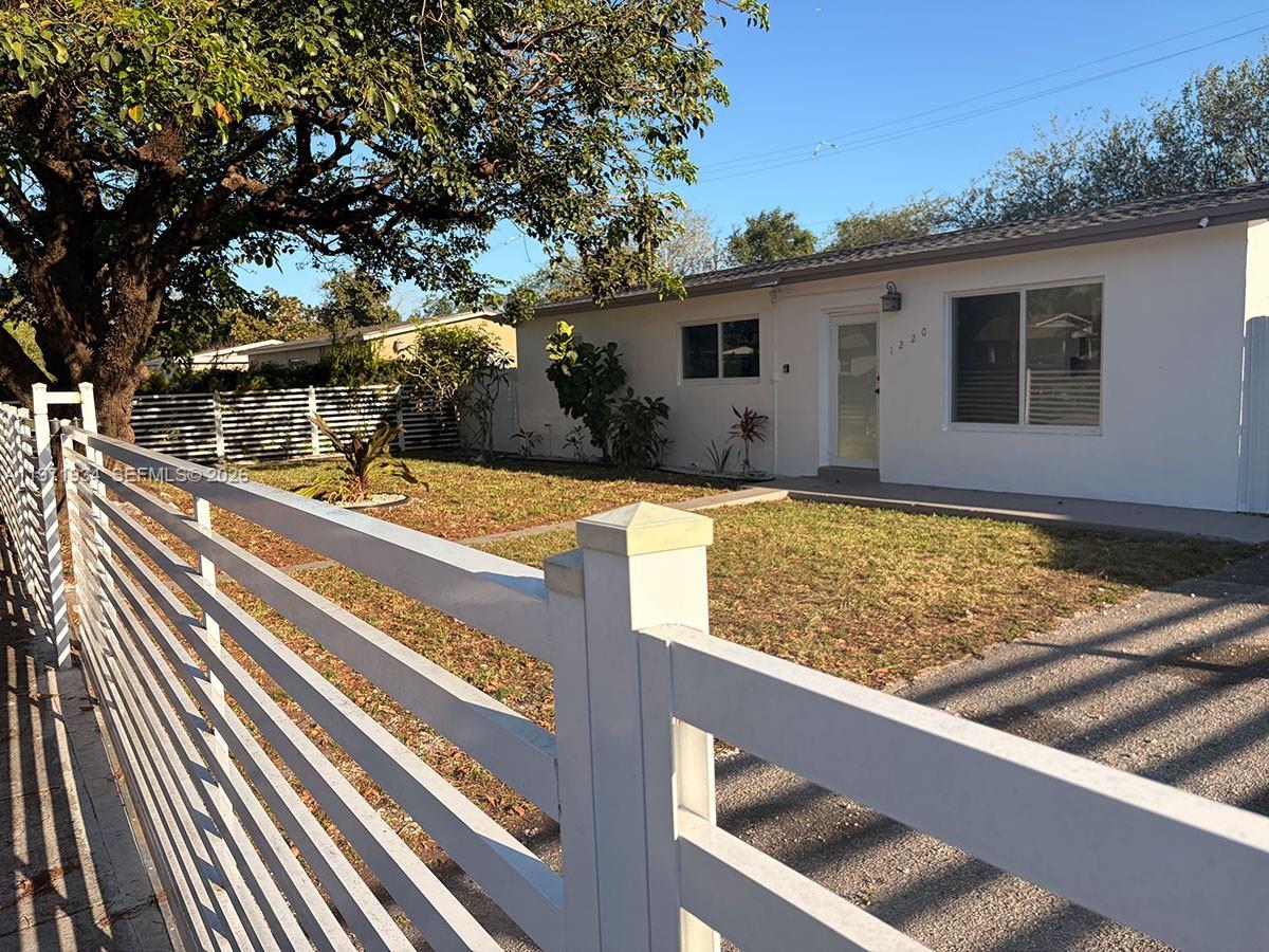 1220 NE 206th St, Miami FL 33179
