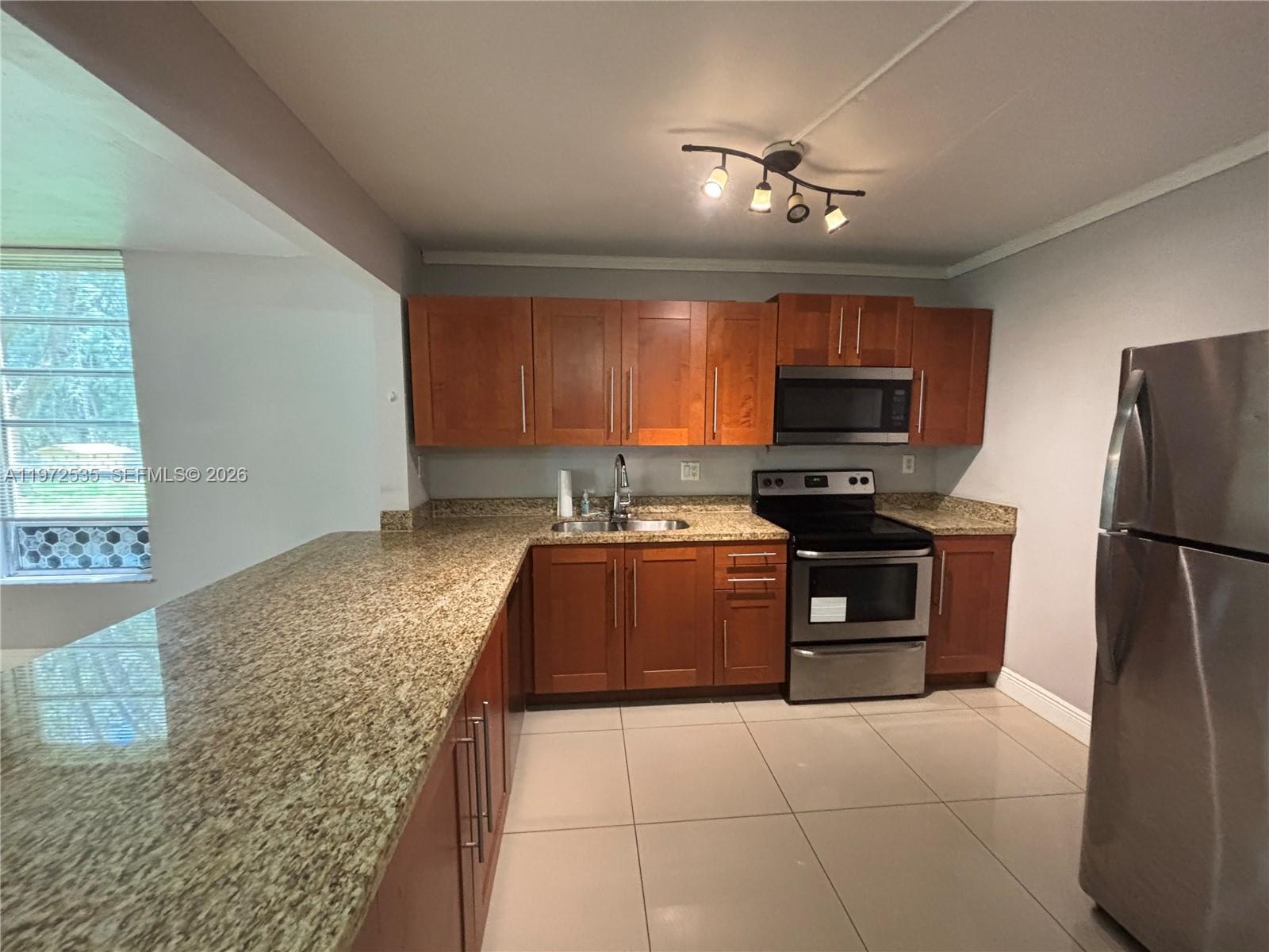 400 COMMODORE # 107, Plantation FL 33325