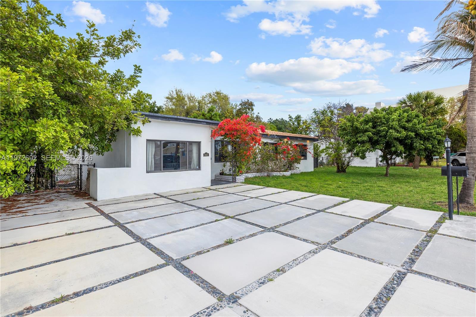 2421 NE 187th St, Miami FL 33180 photo 4