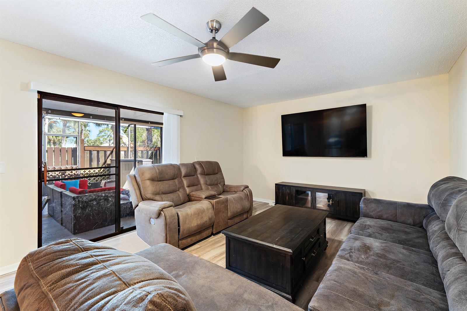 402 SE Castle Court, Port St. Lucie FL 34952 photo 2