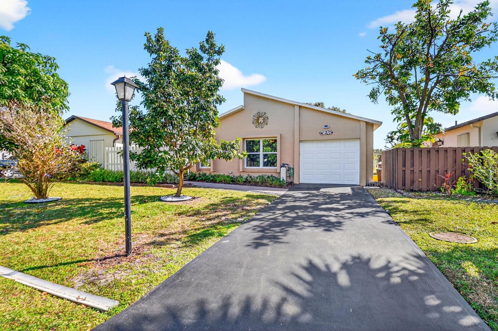5198 Mirror Lakes Boulevard, Boynton Beach FL 33472 photo 2