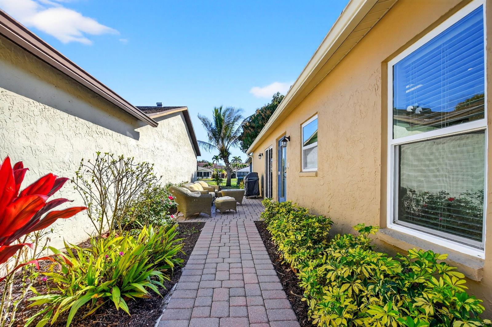 5198 Mirror Lakes Boulevard, Boynton Beach FL 33472 photo 3
