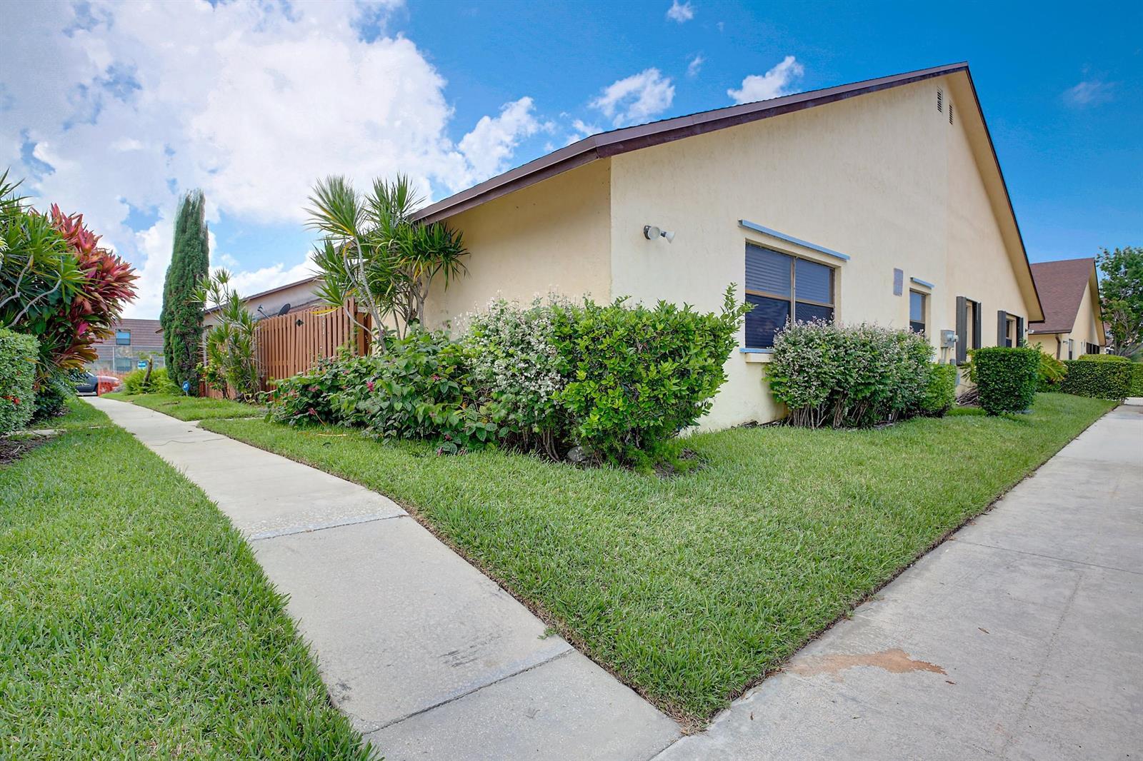484 Springdale Circle # 48d, Palm Springs FL 33461 photo 2