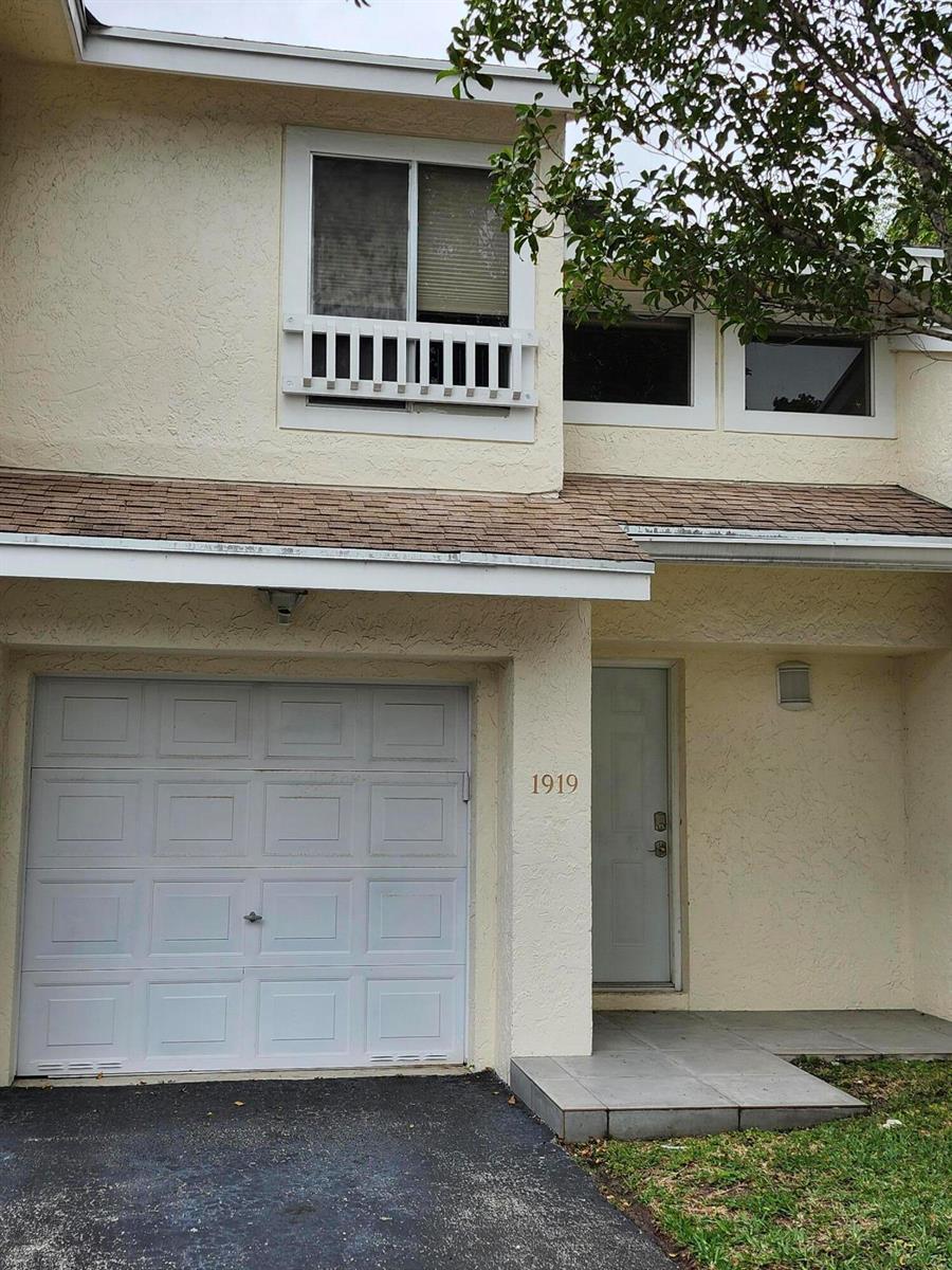 1919 Discovery Circle E, Deerfield Beach FL 33442 photo 2