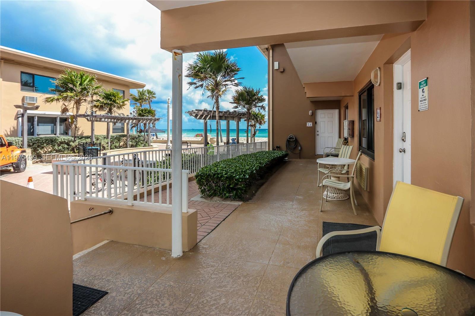 302 New Hampshire St, Hollywood FL 33019 photo 2