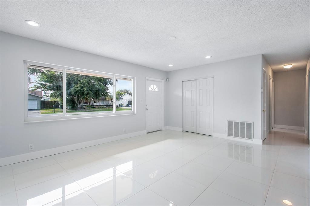 9611 Saddlebrook Drive, Boca Raton FL 33496 photo 2