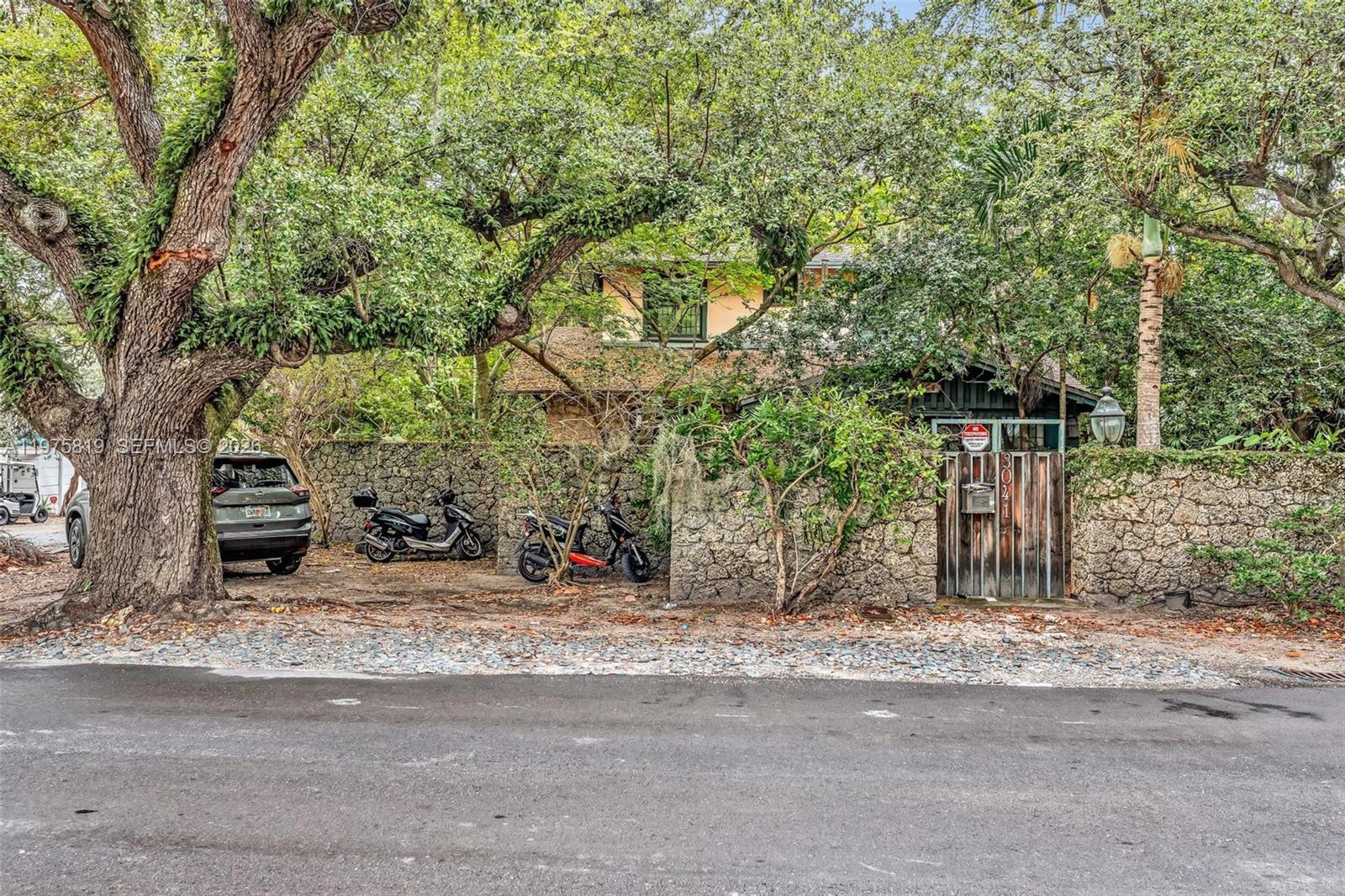 3041 Oak Ave, Miami FL 33133
