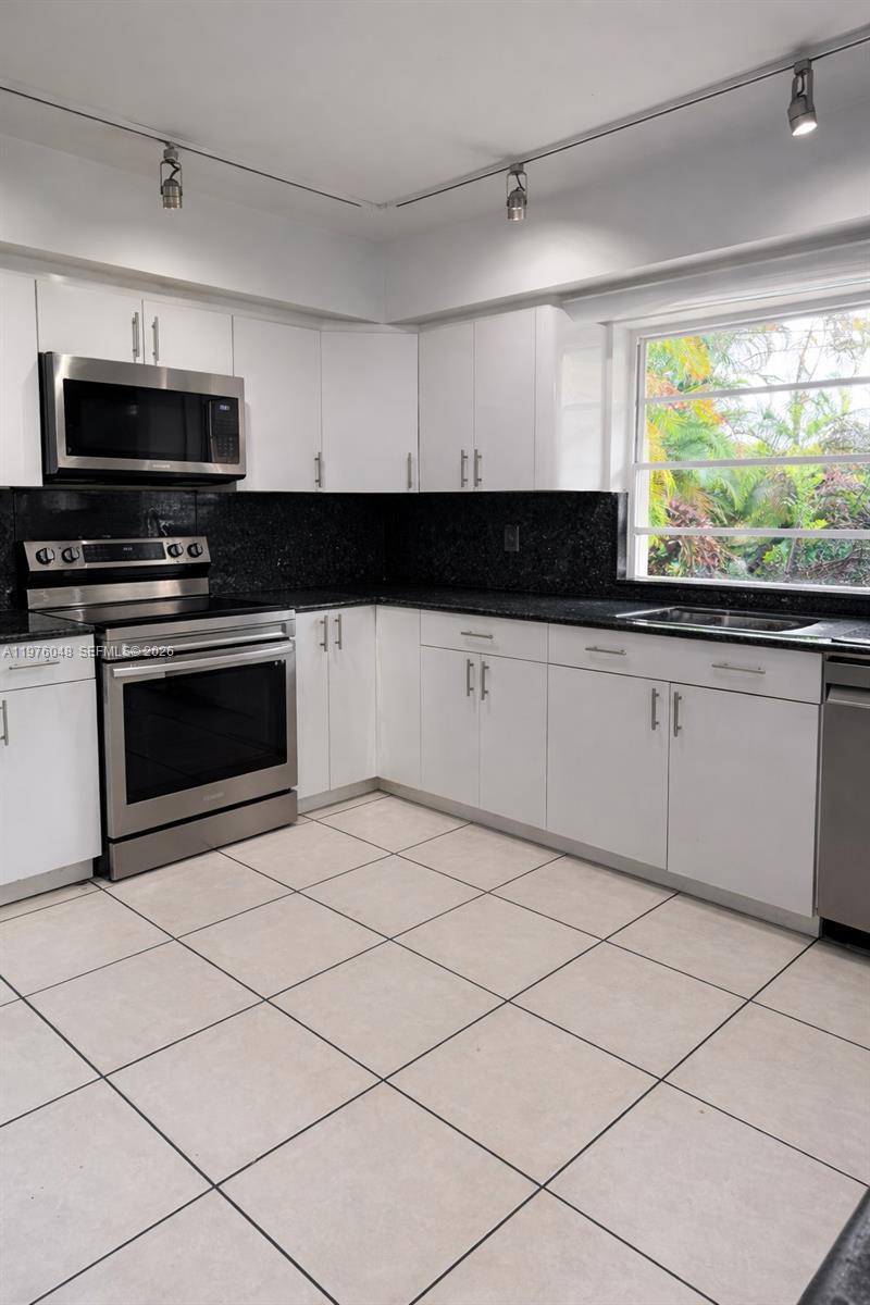 2110 NE 198th Ter, Miami FL 33179 photo 2