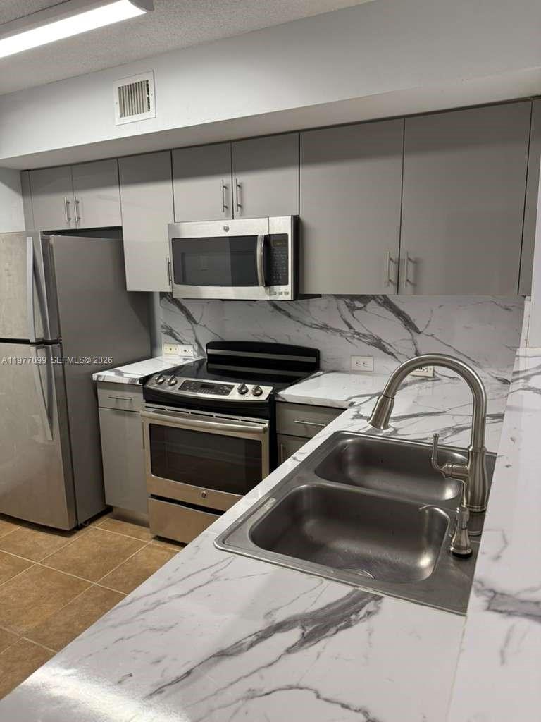 677 SW 111th Ave # 202, Pembroke Pines FL 33025