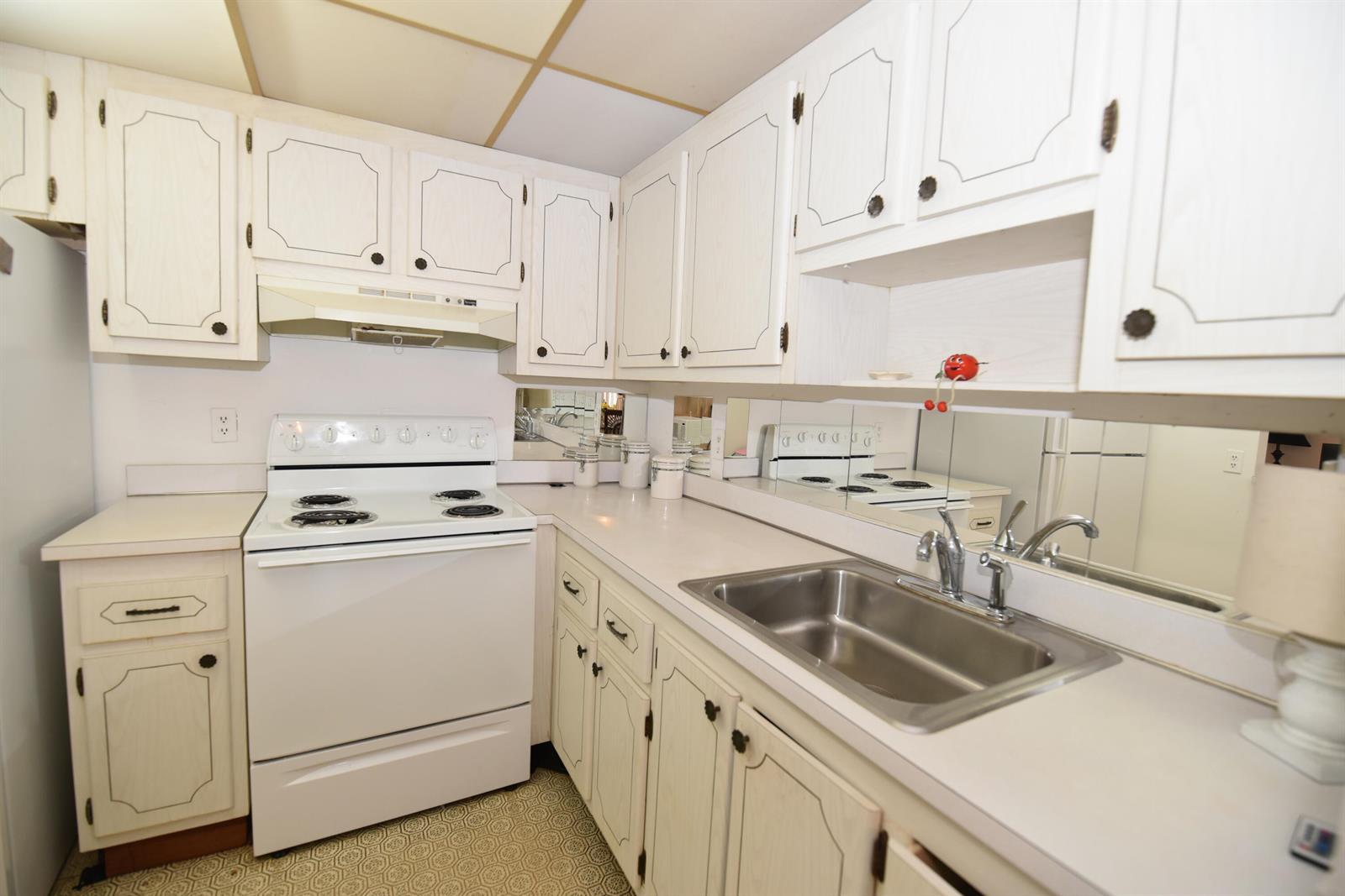 715 Saxony O, Delray Beach FL 33446 photo 2