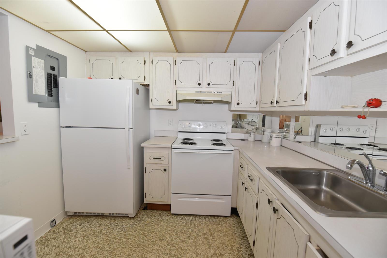 715 Saxony O, Delray Beach FL 33446 photo 3