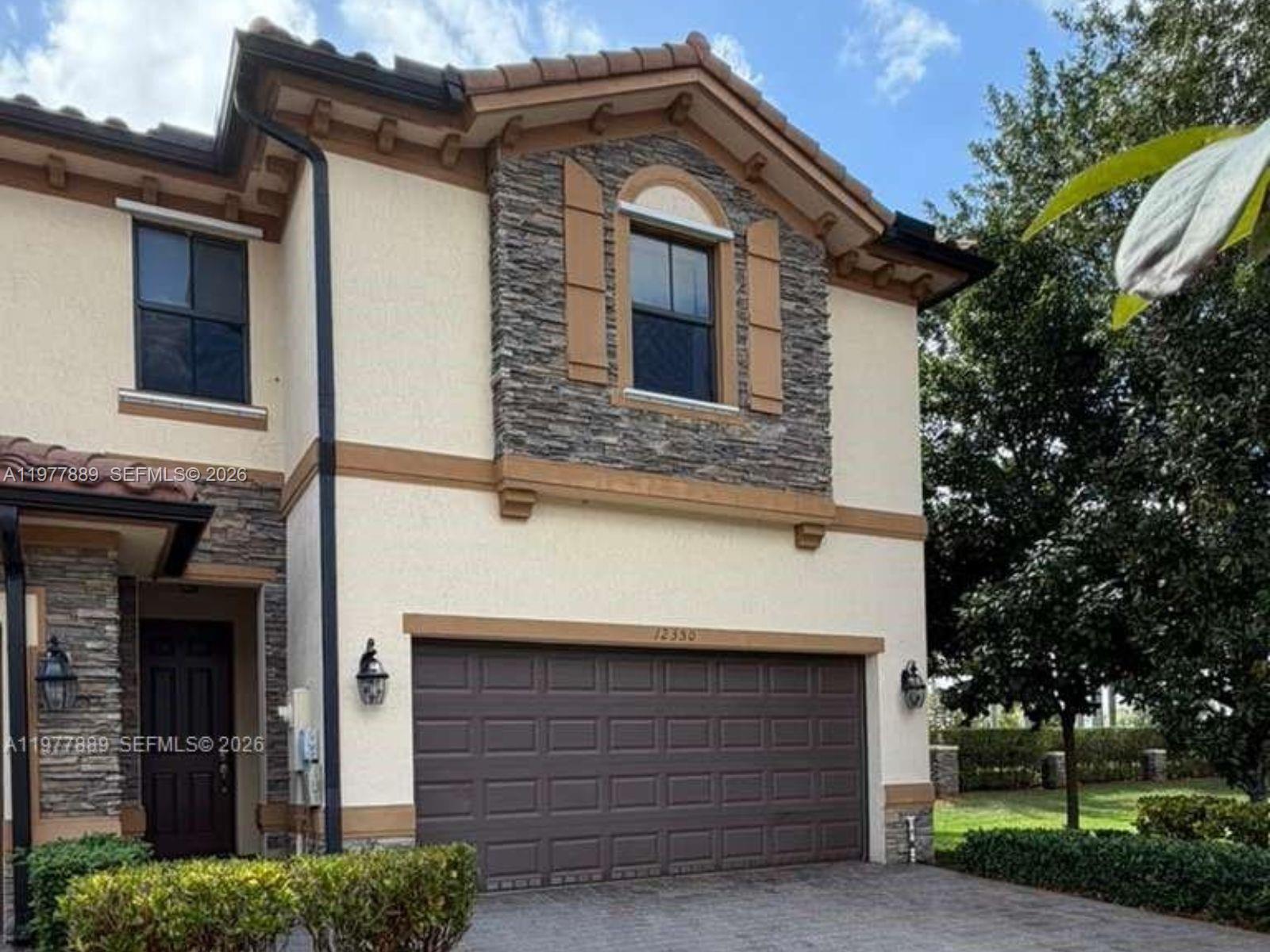 12350 S Village Cir, Davie FL 33325 photo 2