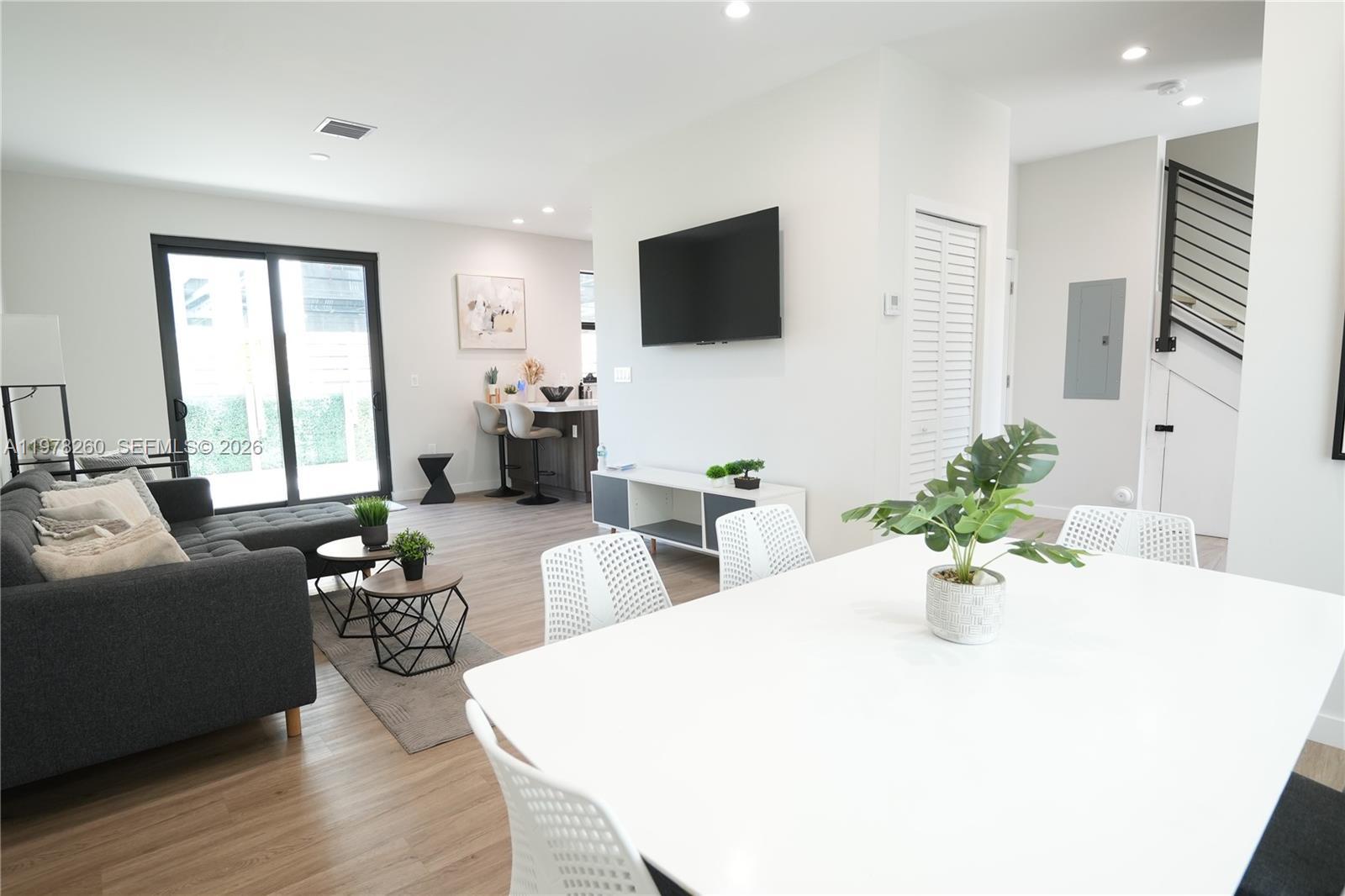 211 SE 4th St # 3, Hallandale Beach FL 33009