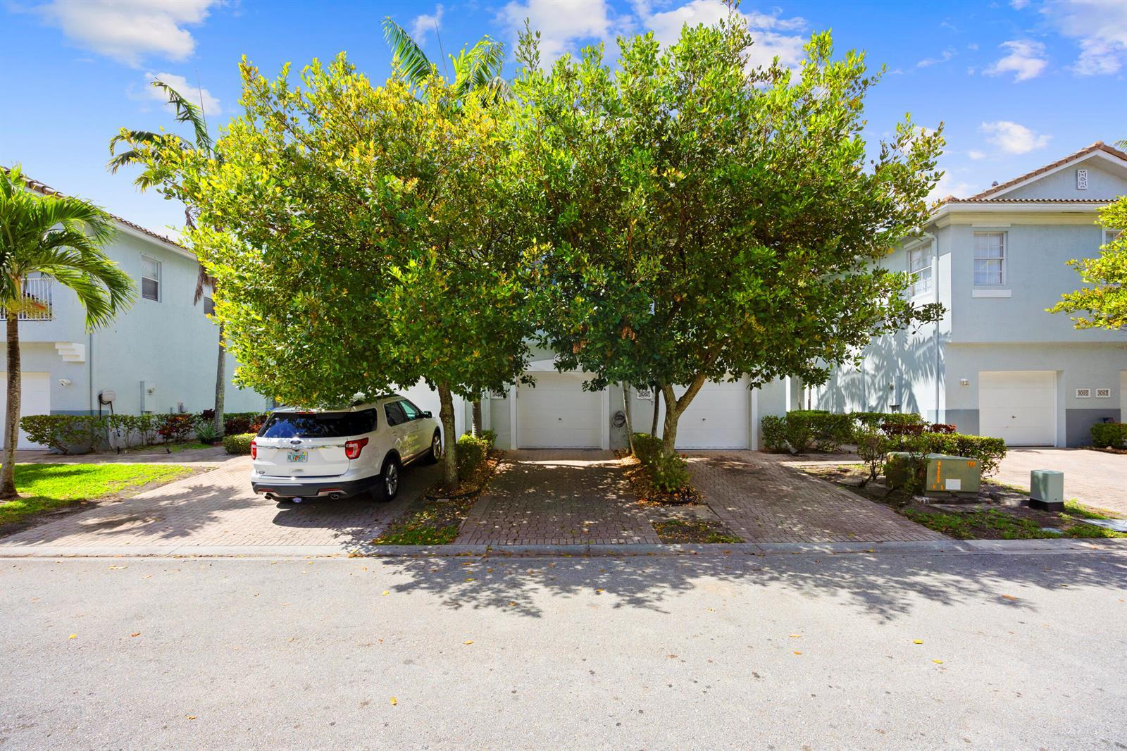 3069 Laurel Ridge Circle, Riviera Beach FL 33404 photo 2