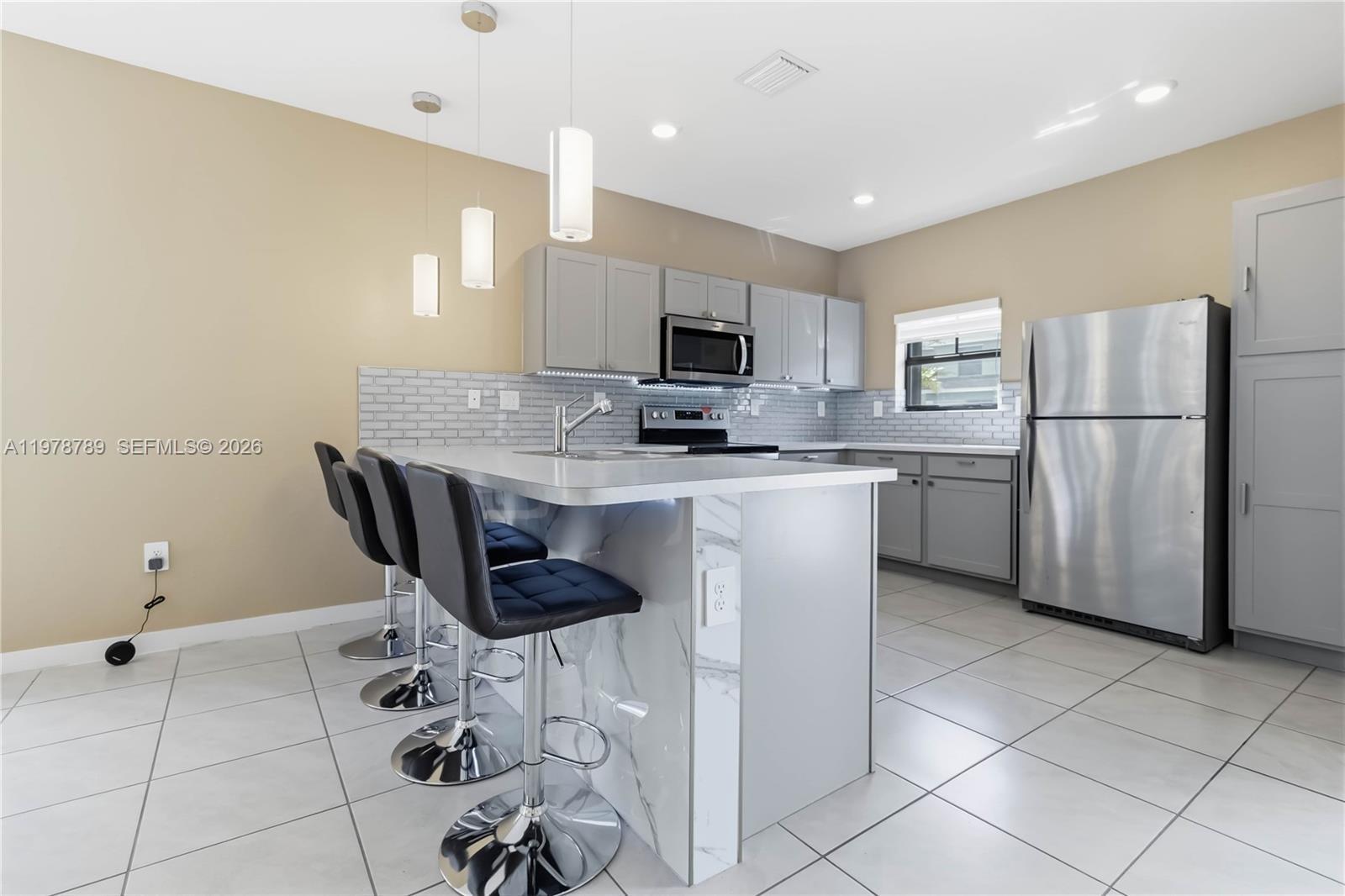 421 NE 1st Dr, Florida City FL 33034 photo 2
