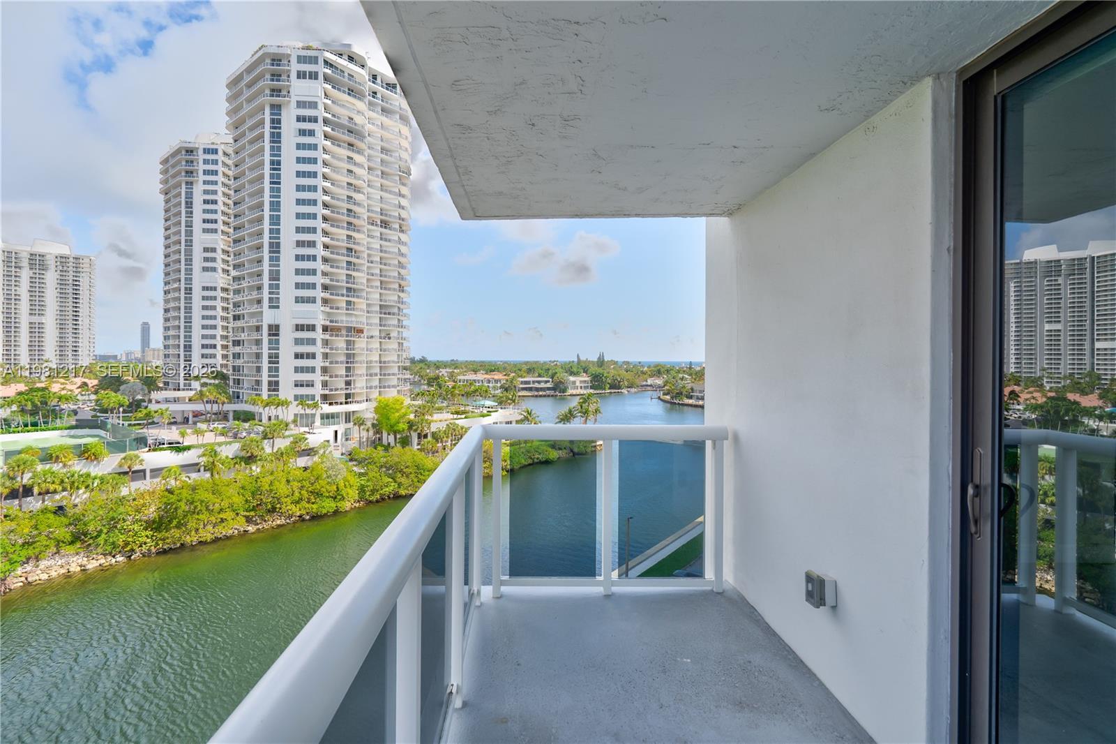 20505 E Country Club Dr # 833, Aventura FL 33180 photo 3