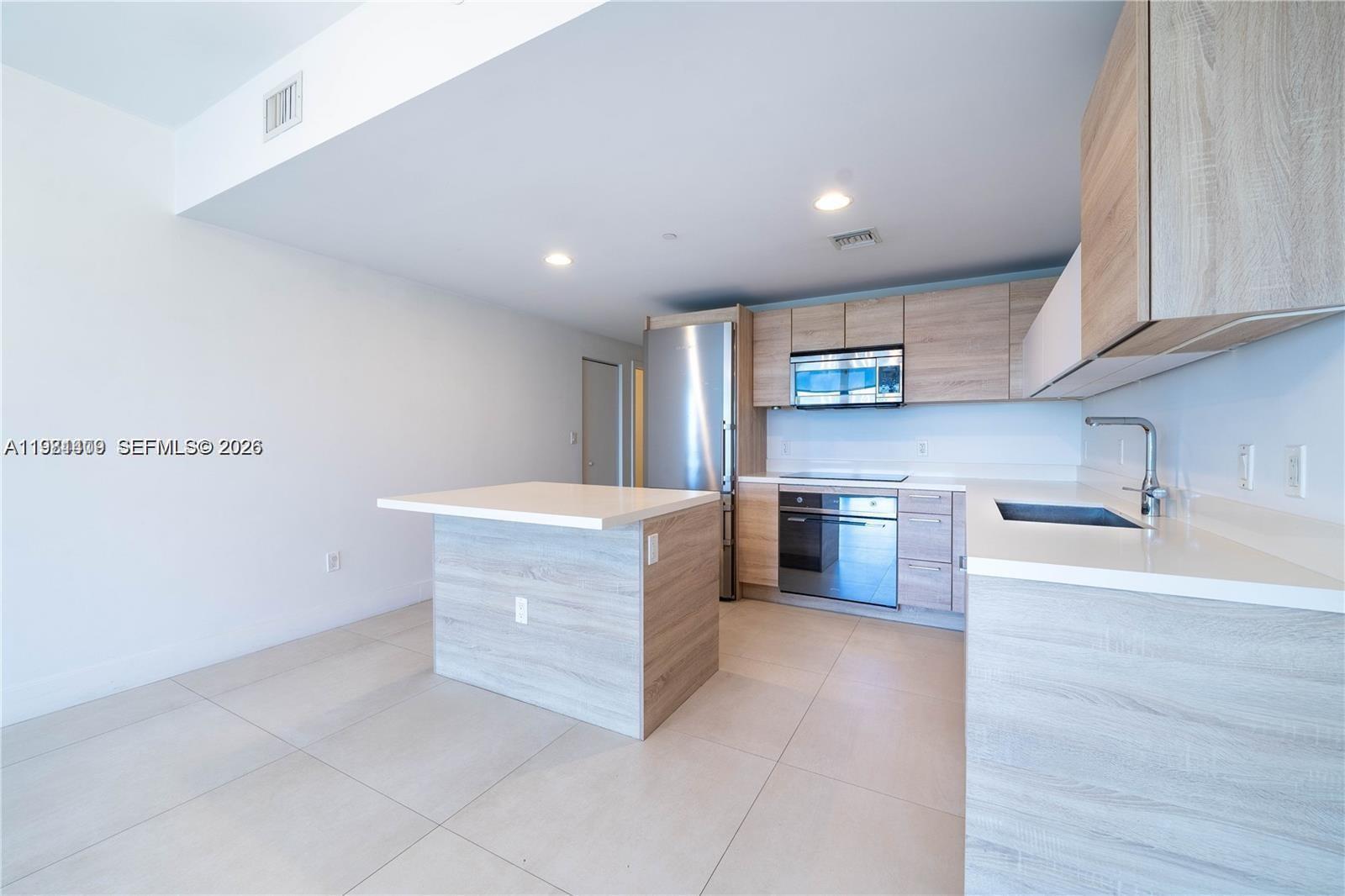 16385 Biscayne Blvd # 1120, North Miami Beach FL 33160 photo 4