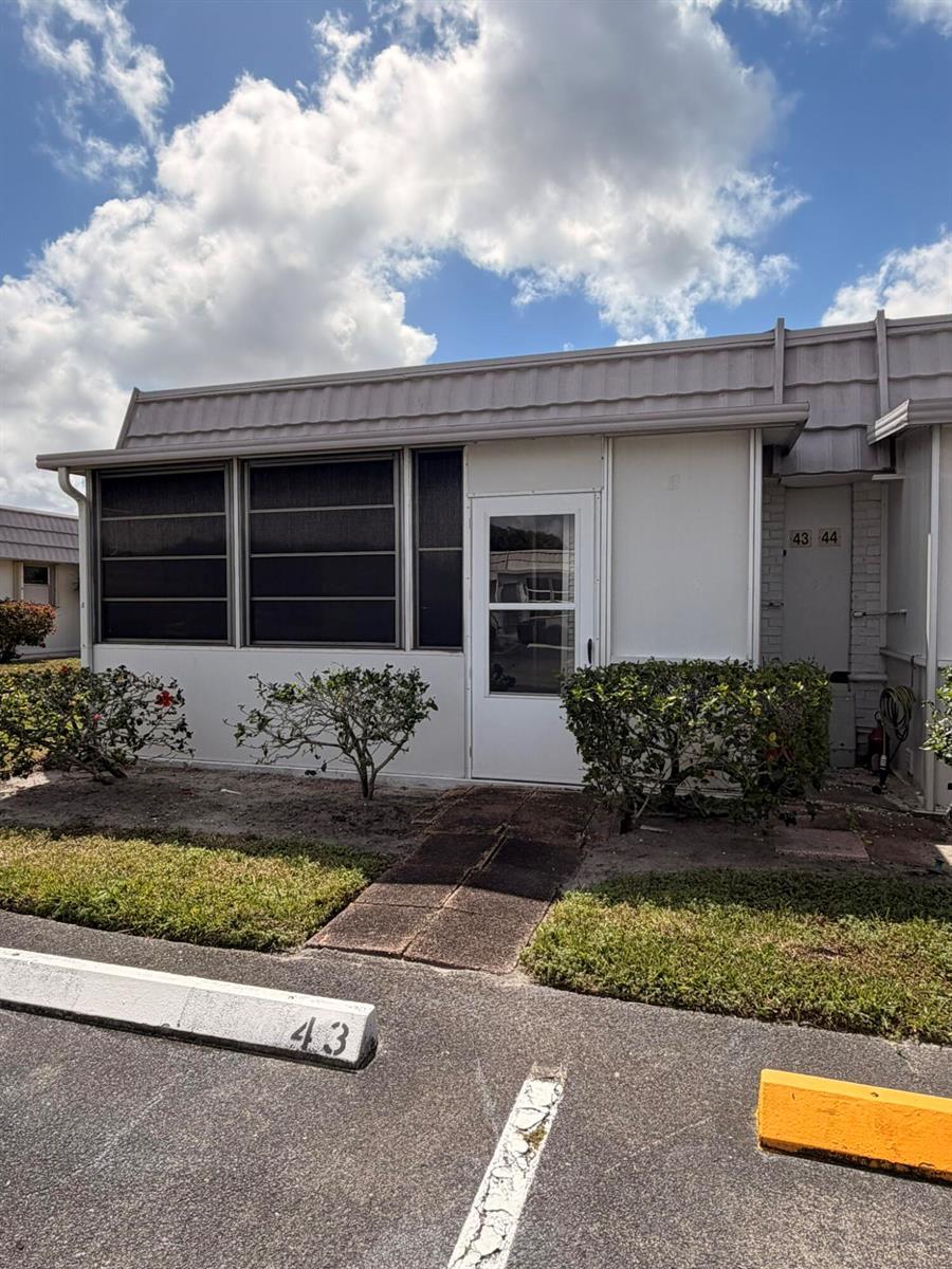 43 Valencia B, Delray Beach FL 33446 photo 2