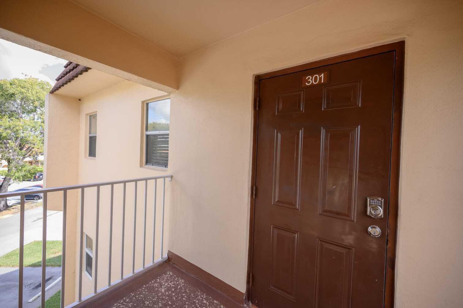8861 Sunrise Lakes Boulevard Unit 301, Sunrise FL 33322 photo 2