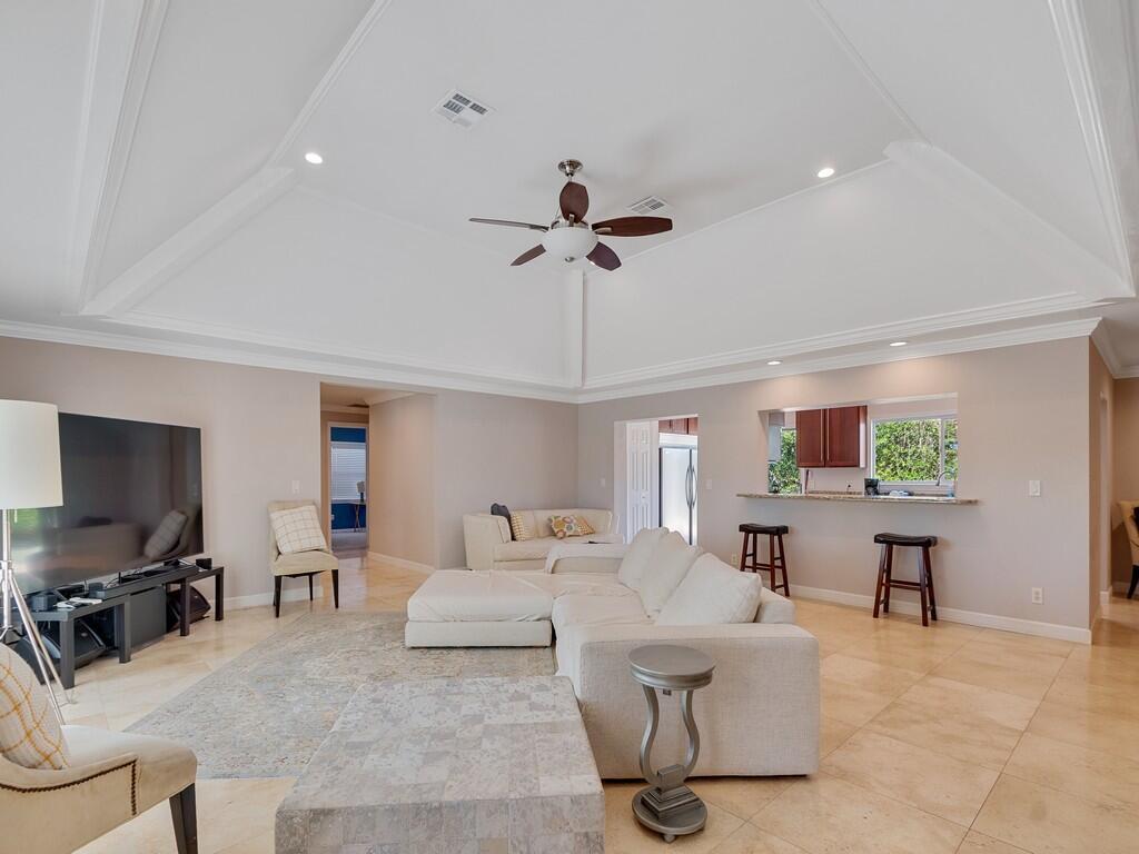 527 E Causeway Boulevard, Vero Beach FL 32963 photo 2