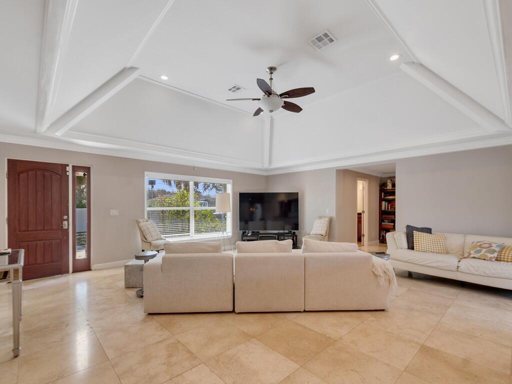 527 E Causeway Boulevard, Vero Beach FL 32963 photo 3