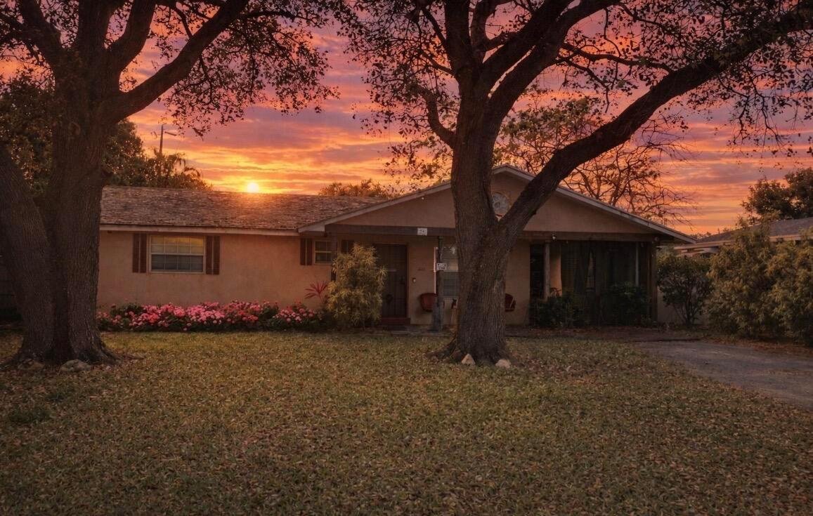 823 Lynnwood Drive, FL 33461
