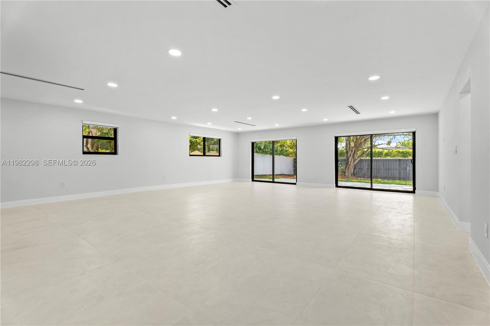 11660 Canal Dr, North Miami FL 33181 photo 2