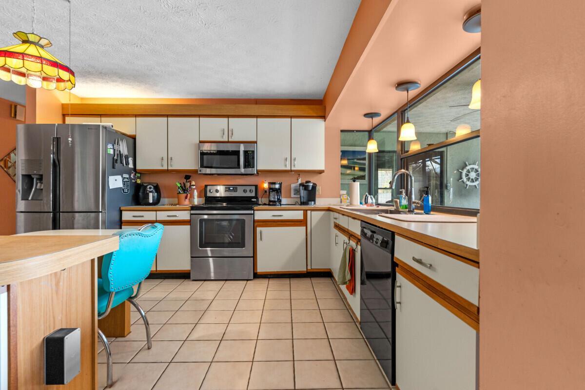1119 SE Cambridge Drive, Port St. Lucie FL 34952 photo 5