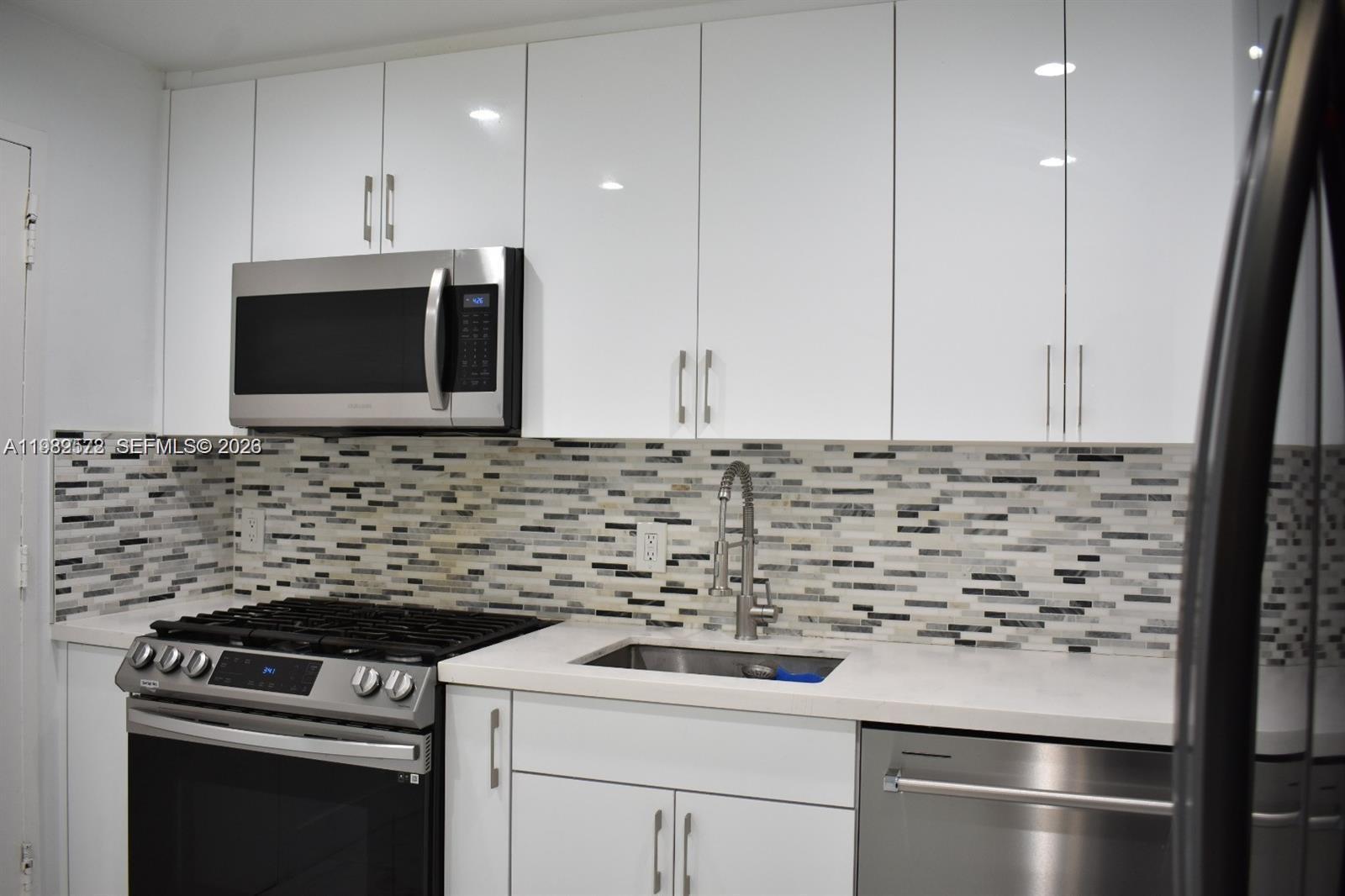 8024 Tatum Waterway Dr # 5A, Miami Beach FL 33141 photo 2