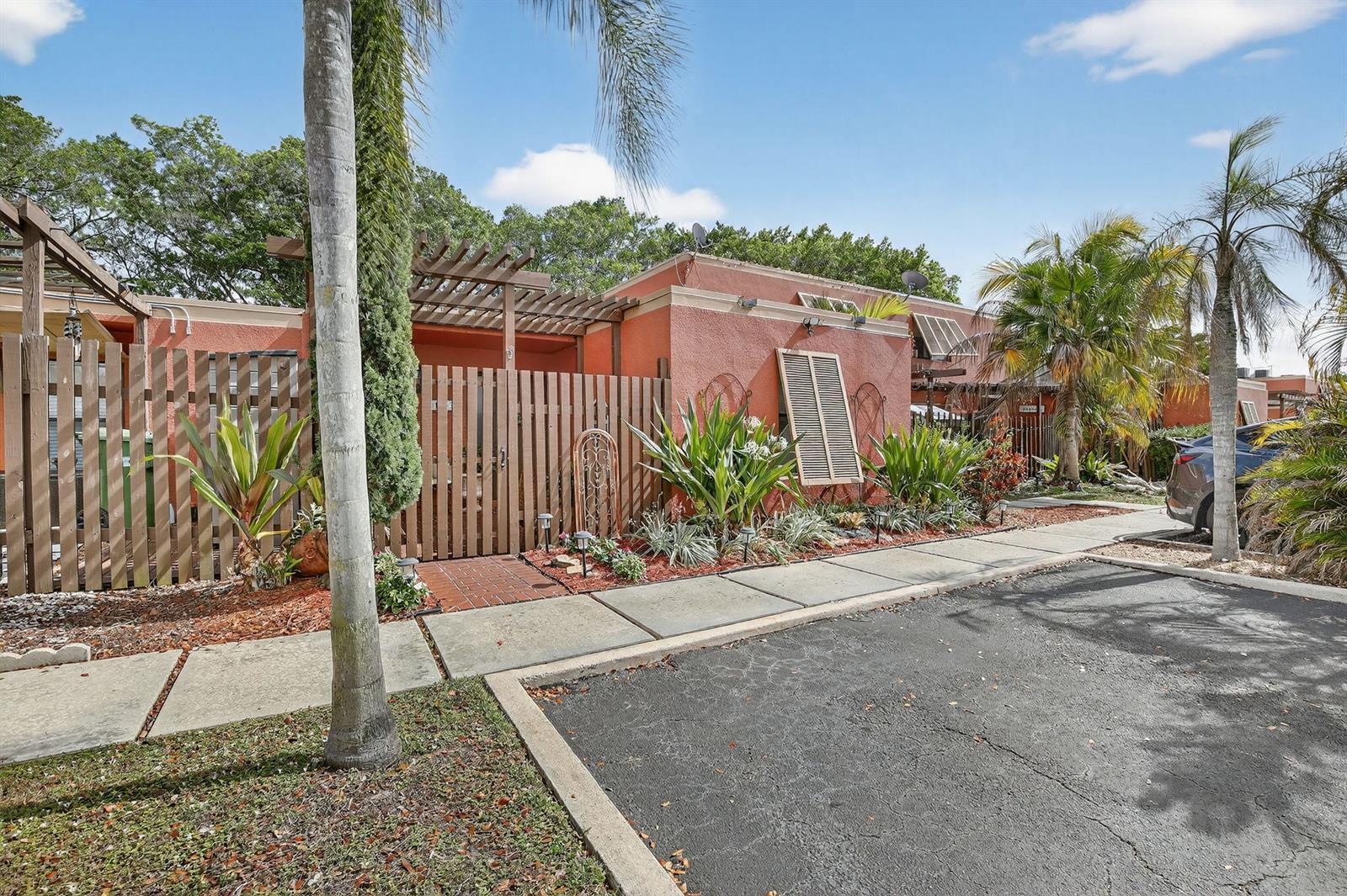 1533 Fairway Road, Pembroke Pines FL 33026 photo 2